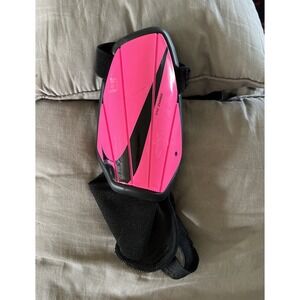 Nike Charge Soccer Shin Guard (1) Youth Sz Small. Pink & Black.‎ Left leg.